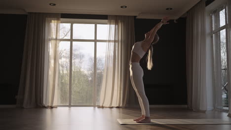 Eine-Junge-Frau-Im-Weißen-Anzug-Trainiert-In-Einem-Fitnessstudio-In-Zeitlupe-Yoga-In-Der-Sonne